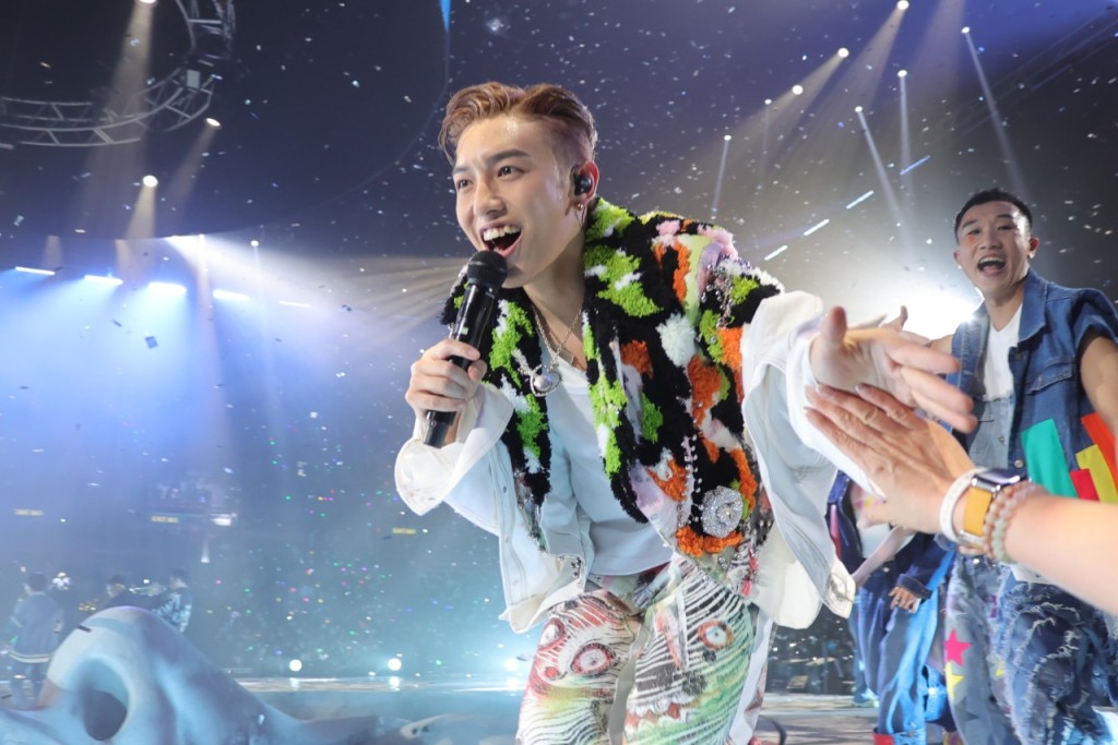 防疫條例放寬後，MC是首位歌手在紅館演出時與觀眾握手互動，又收Fans大利是和禮物。